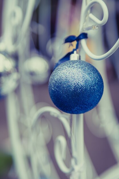 Boules de Noël suspendus sur ruban avec fond de bokeh