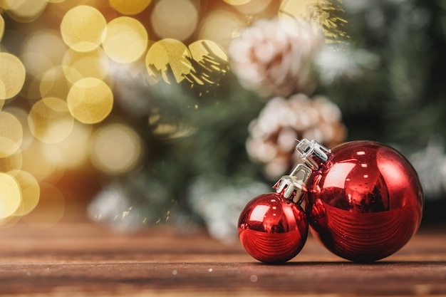 Boules de Noël sur une table en bois sur fond de bokeh