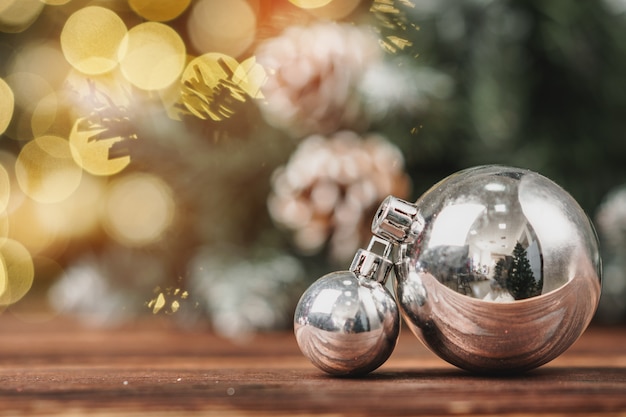 Boules de Noël sur une table en bois sur fond de bokeh