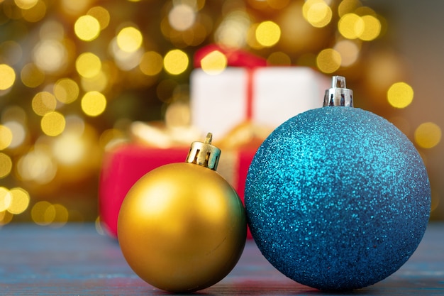 Boules de Noël sur une table en bois sur les lumières de bokeh