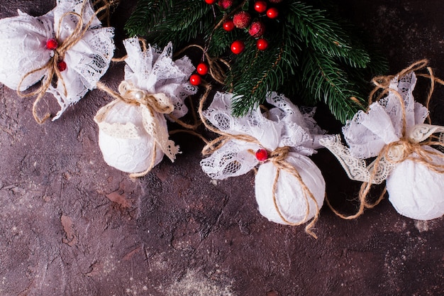 Boules De Noël En Textile Rétro Avec Dentelle Blanche Et Corde
