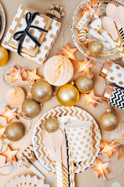 Boules de Noël avec des trucs de décoration aux couleurs dorées. Mise à plat, vue de dessus