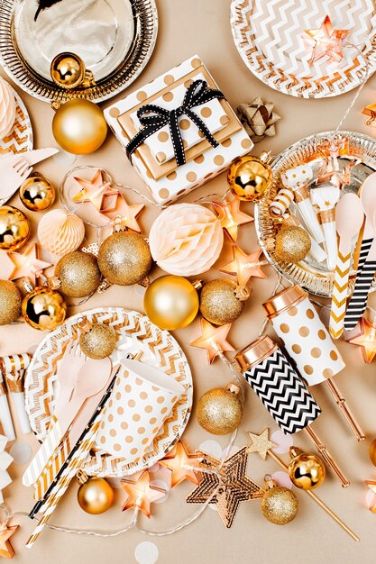 Boules de Noël avec des trucs de décoration aux couleurs dorées. Mise à plat, vue de dessus