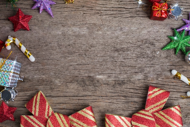 Boules de Noël et variation de décoration sur fond de bois