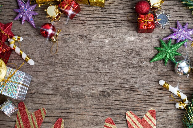 Boules de Noël et variation de décoration sur fond de bois