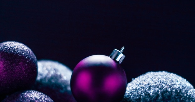 Boules de Noël violet comme fond de vacances d'hiver festive