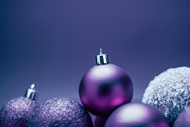 Boules De Noël Violet Comme Fond De Vacances D'hiver Festive