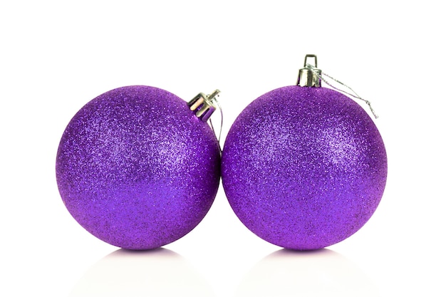 Boules de Noël violet isolé sur fond blanc