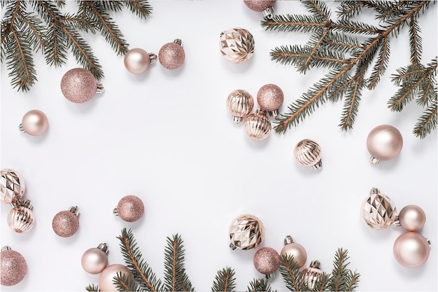 Boules d'or décoratives et brins d'épinette sur fond blanc. Vue de dessus, mise à plat.