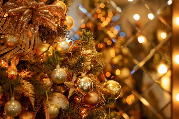 Boules d'or sur le gros plan de l'arbre de Noël