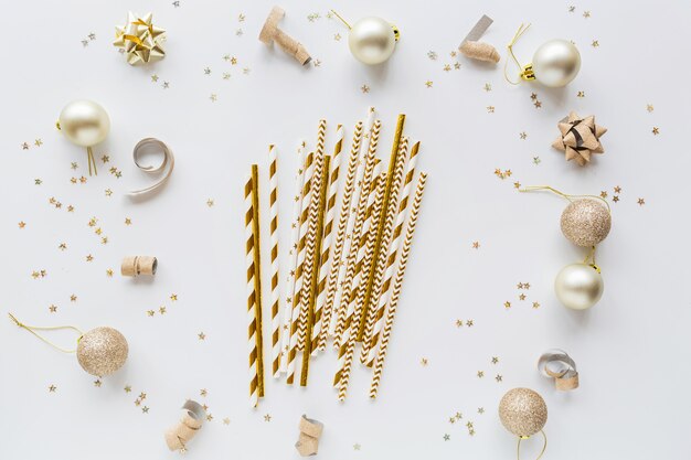 boules d'or et des pailles de papier sur blanc