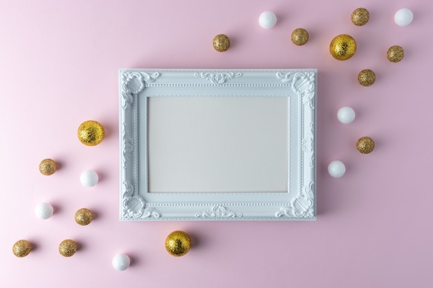 Boules de paillettes dorées et blanches avec cadre blanc