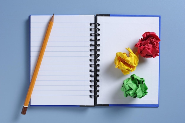 Boules de papier et cahier avec crayon