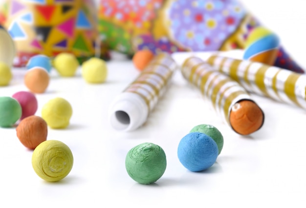 Boules de papier et cotillons colorés