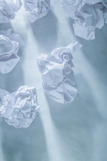 Boules de papier froissé sur fond blanc