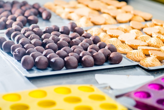 Boules de pâte au chocolat prêtes à cuire