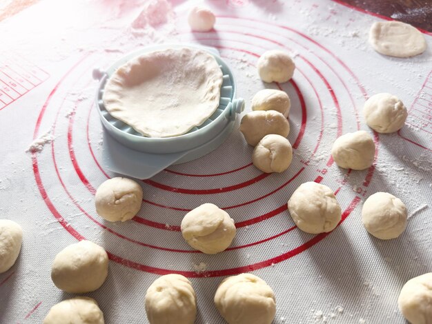 Boules de pâte crue pour la fabrication de boulettes pelmeni dans des raviolis en farine ou autres