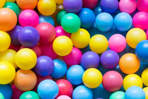 Boules en plastique colorées sur l&#39;aire de jeux pour enfants