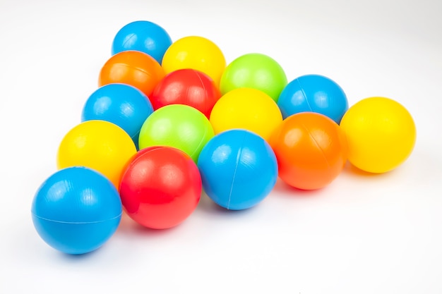 Boules en plastique colorées. articles de loisirs et de jeux.