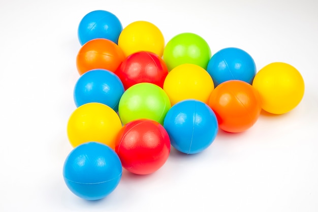 Boules en plastique colorées sur blanc. articles de loisirs et de jeux. objets ronds