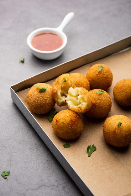 Boules ou poppers au fromage Jalapeno servis avec du ketchup aux tomates