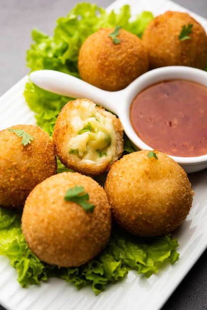 Boules ou poppers au fromage Jalapeno servis avec du ketchup aux tomates