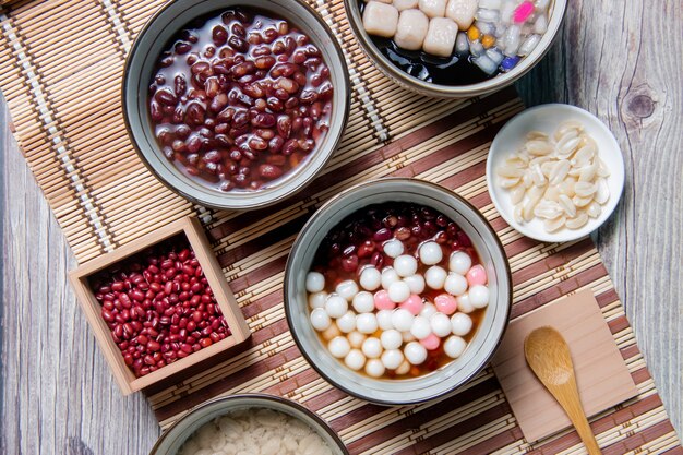 Boules de riz gluant chinois Les chinois sont mangés pendant Yuanxiao et sont servis comme dessert lors d'un festival des lanternes le jour du mariage chinois et du festival du solstice d'hiver