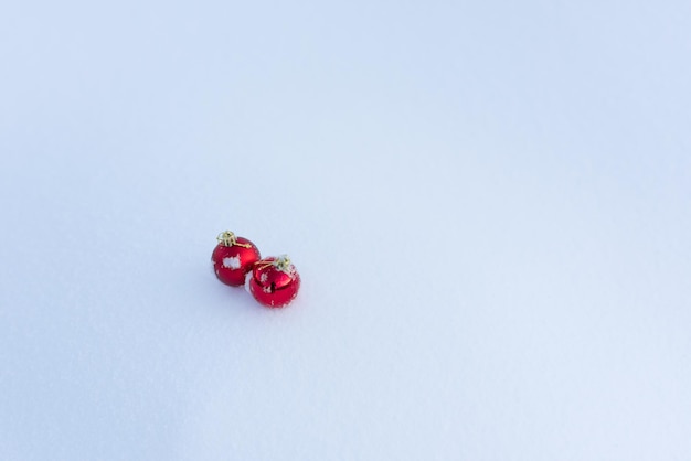 boules rouges de noël avec de longues ombres dans la neige fraîche sur une belle journée d'hiver ensoleillée