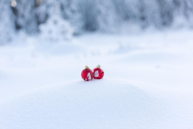 boules rouges de noël avec de longues ombres dans la neige fraîche sur une belle journée d'hiver ensoleillée