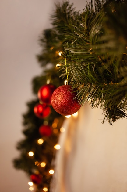 Boules de sapin de Noël rouges sur la branche d'arbre.