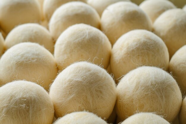 Boules de séchage de laine pour lessive comme alternative écologique et naturelle à l'adoucisseur de tissu