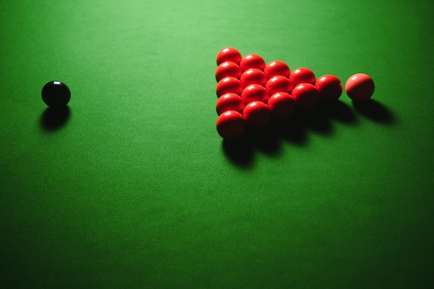 Boules de snooker sur la table dans le pub la nuit.