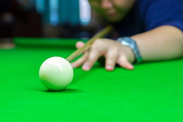 Boules de snooker sur la table dans le pub la nuit.