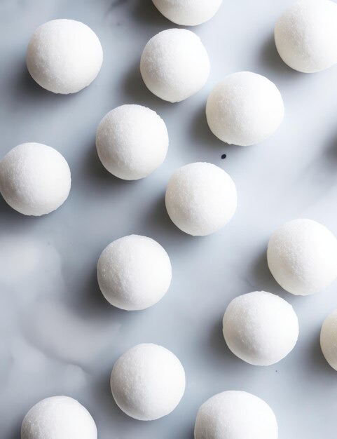 Des boules de sucre, des pâtisseries, des puffs en marbre blanc.