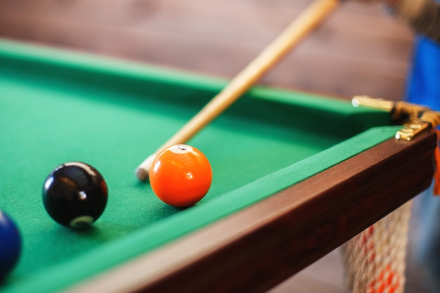 Photo boules sur une table de billard dans un triangle hommes jouant au billard