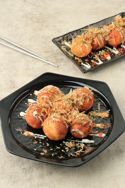 Boules de takoyaki de cuisine japonaise avec poulpe