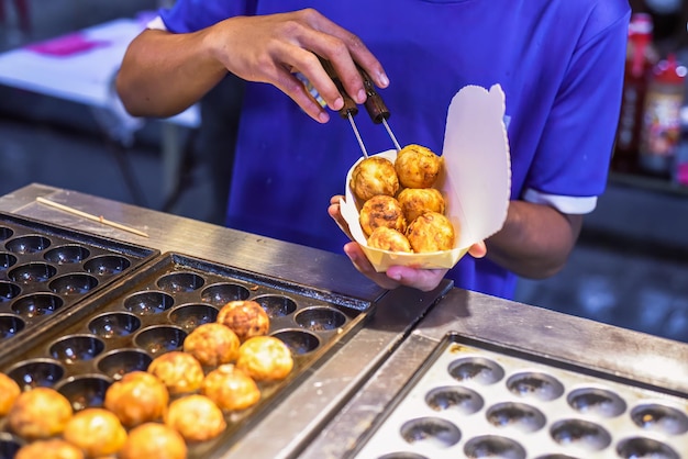 Boules de Takoyaki dans la cuisine de rue de Jalan Alor à Kuala Lumpur