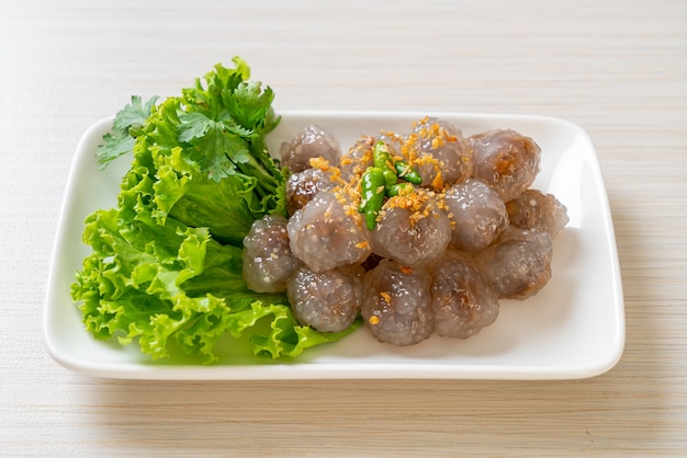 Les boules transparentes sont appelées Saku Sai Moo ou Boule de boulettes de tapioca cuite à la vapeur avec garniture de porc