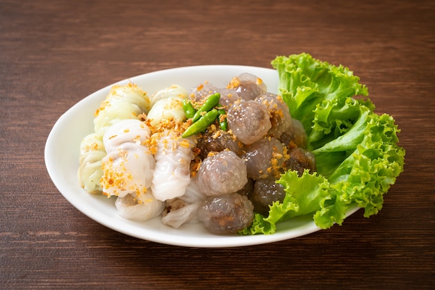 Les boules transparentes sont appelées Saku Sai Moo ou boulettes de tapioca cuites à la vapeur avec garniture de porc et (Kow Griep Pag Mor) paquets de riz cuit à la vapeur de porc ou boulettes de peau de riz cuites à la vapeur