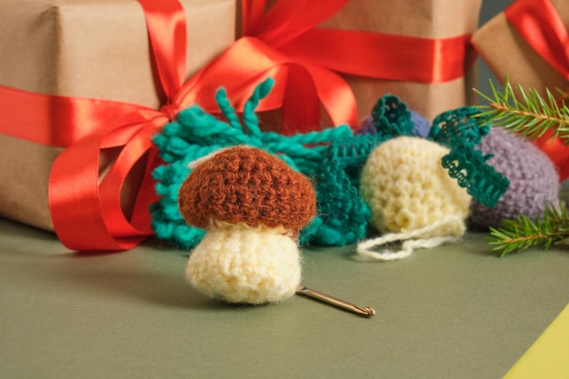 Boules tricotées à la main pour le sapin de Noël divers jouets de Noël au crochet branches de sapin et coffrets cadeaux