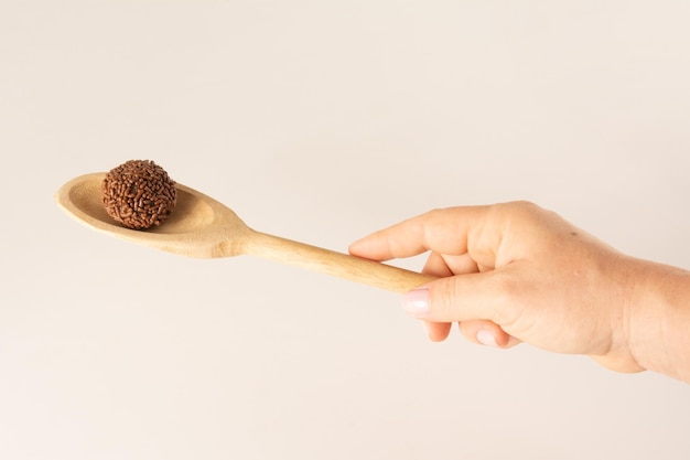 boules de truffes au chocolat Brigadeiro bonbons brésiliens et flocons de chocolat vue de devant fond propre