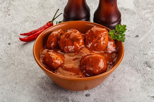 Boules de viande de bœuf avec sauce tomate