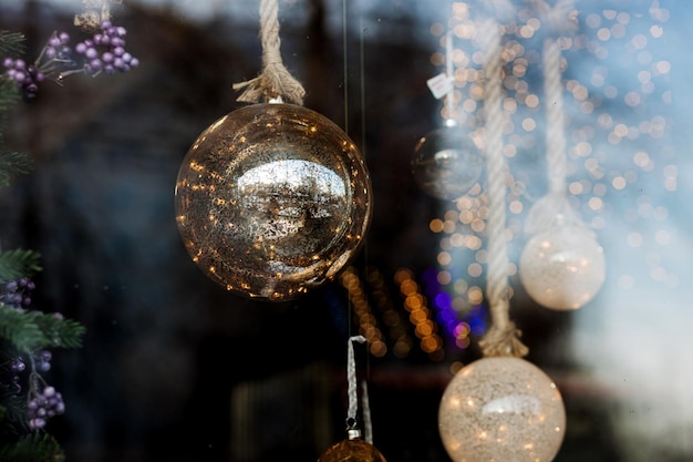 Boules vintage sur l'arbre de Noël