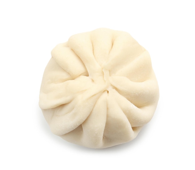 Boulette de baozi cru sur fond blanc