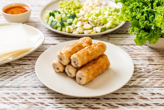 Boulette de porc vietnamienne avec wraps aux légumes (Nam-Neaung ou Nham Due) - Culture alimentaire traditionnelle vietnamienne