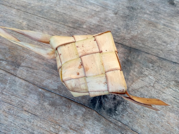 Boulette de riz sur fond de bois