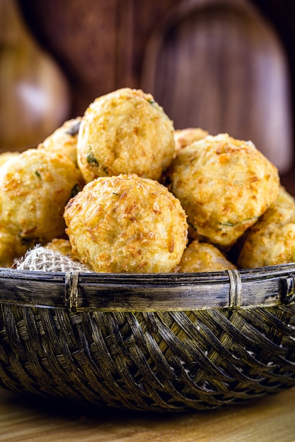 boulette de riz frit, avec des épices, de l'ail et du sel. Croquette typique de la cuisine brésilienne