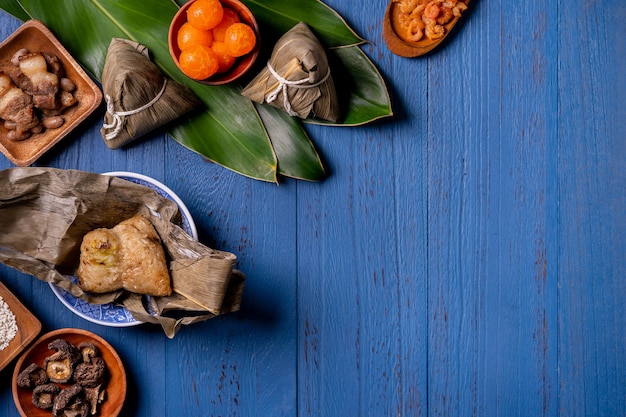 Boulette de riz Zongzi avec des ingrédients pour le festival de bateaux-dragons traditionnels chinois