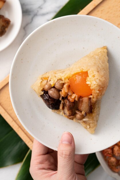 Boulette de riz Zongzi pour Dragon Boat Festival sur fond de table en marbre clair avec ingrédient