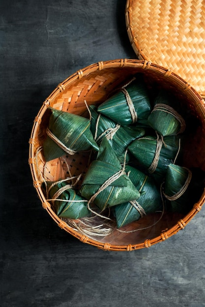 Boulette de riz Zongzi шт un bateau à vapeur pour le Festival du bateau-dragon traditionnel chinois Duanwu Festival sur fond noir foncé